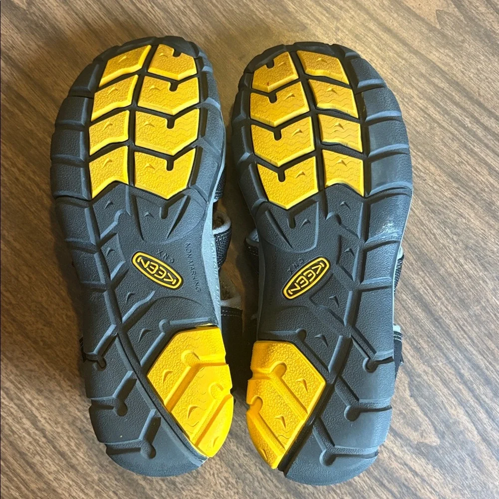 Keen Size 4 Black Gray Yellow Newport H2 Sandals